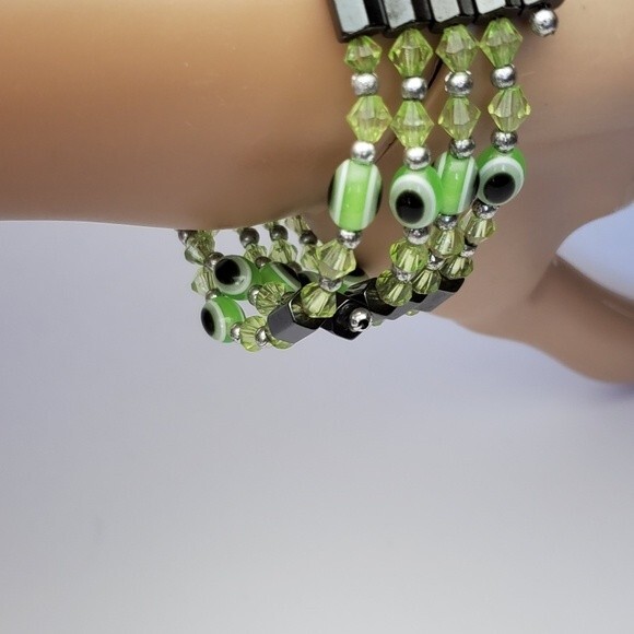 Magnetic Wrap around Green eye bracelet - Picture 4 of 6